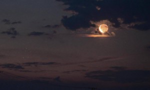 3月23日浪漫天象：蛾眉月“牵手”昴星团