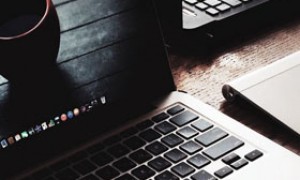 “央国企高端新能源汽车第一股”登陆港交所